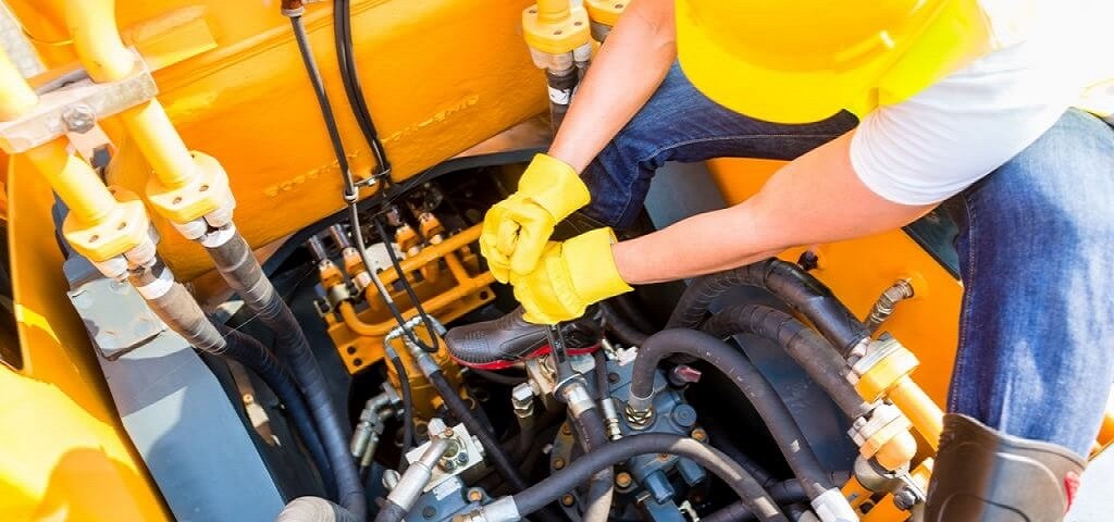 Ekipi i Servis Kurti Hidro duke punuar në makineri të rënda